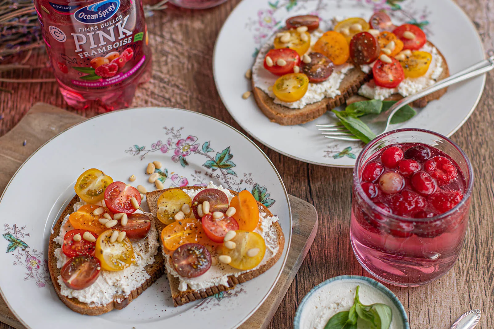 Toasts fromage frais, tomates cerises & pignons de pain