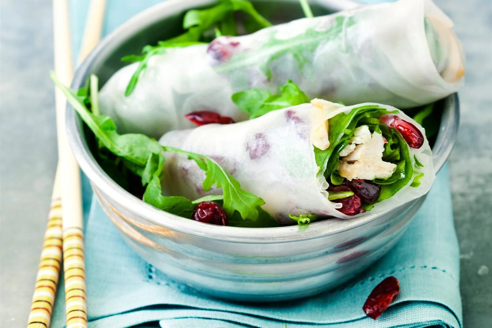 Rouleaux d'été aux cranberries, filet de poulet et roquette