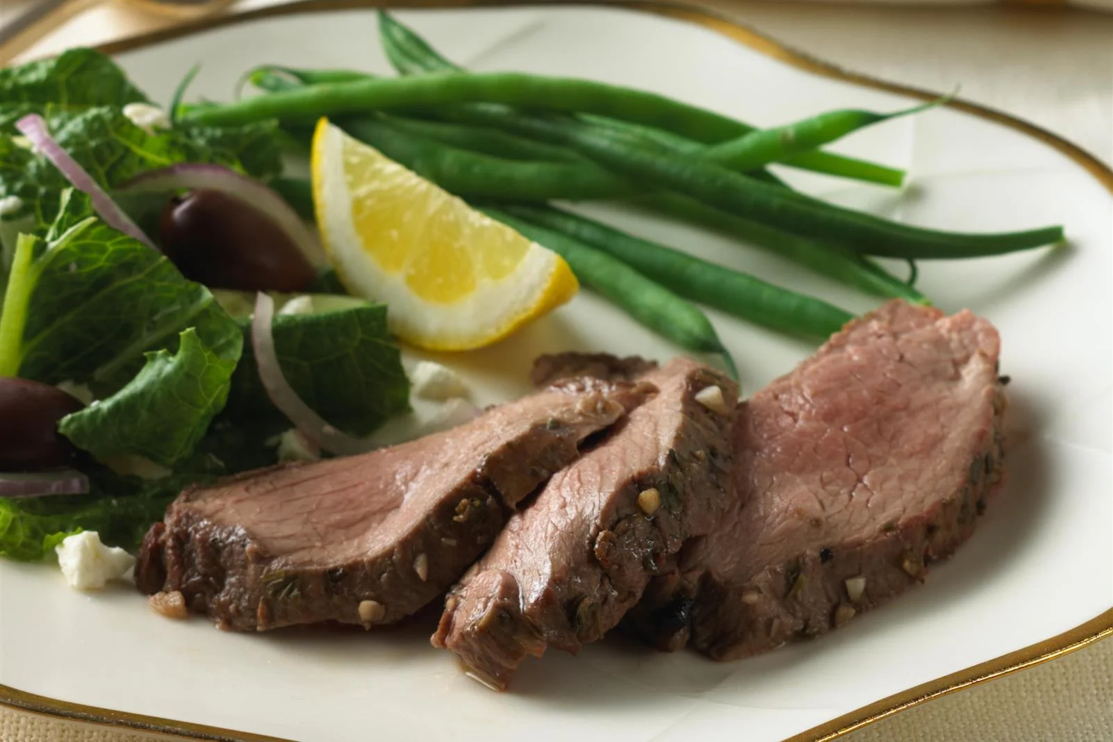 Gigot d'agneau rà´ti à  la grecque, marinade à  la grenade et aux cranberries