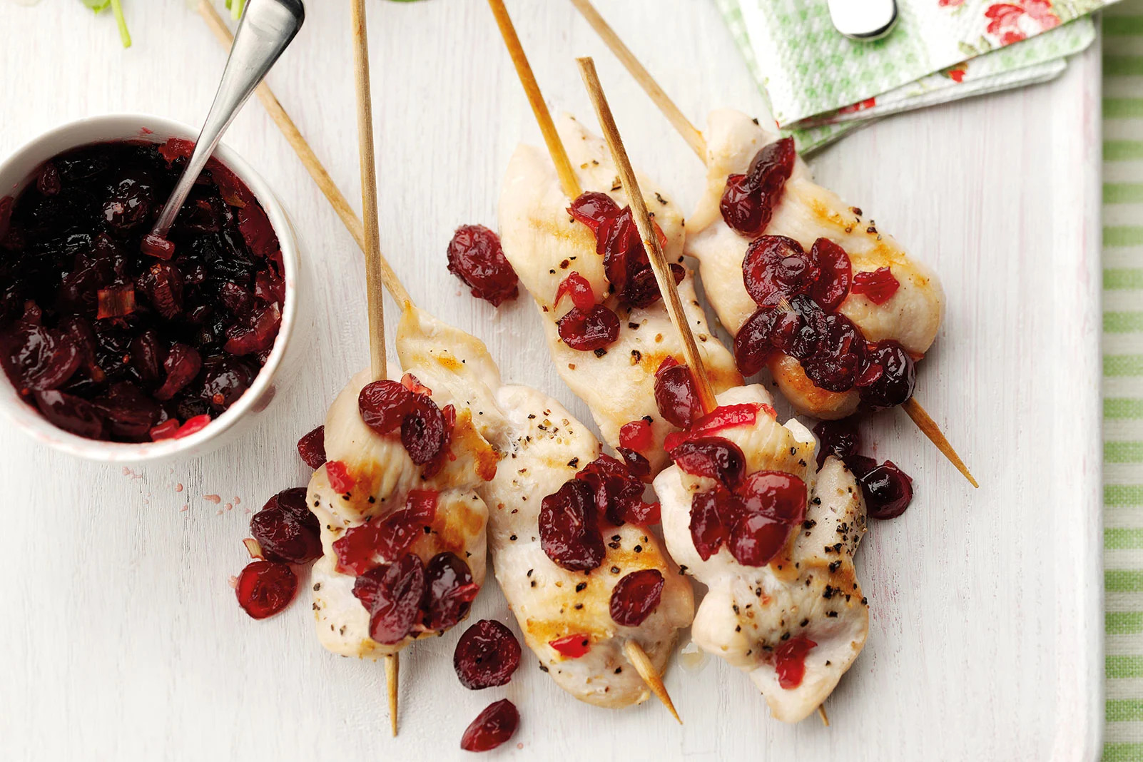 Brochettes de poulet au chutney de cranberries