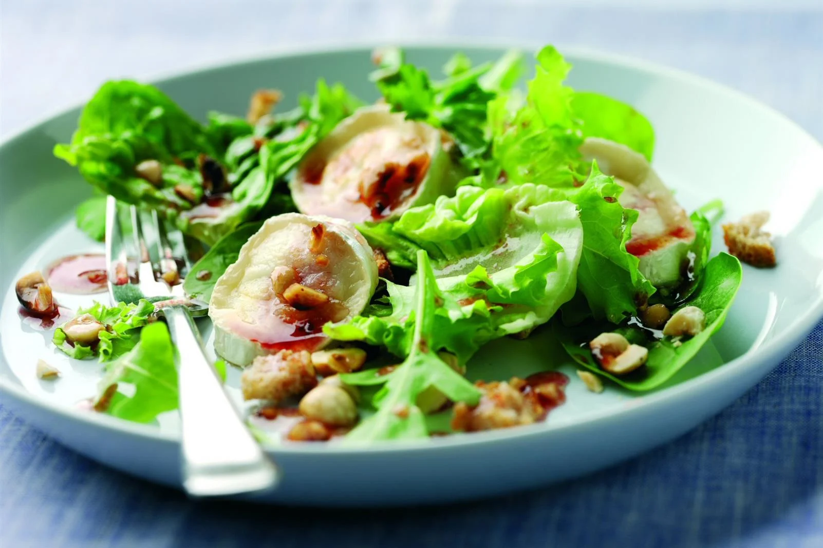 Salade au fromage de chèvre rà´ti avec noisettes grillées et vinaigrette aux myrtilles