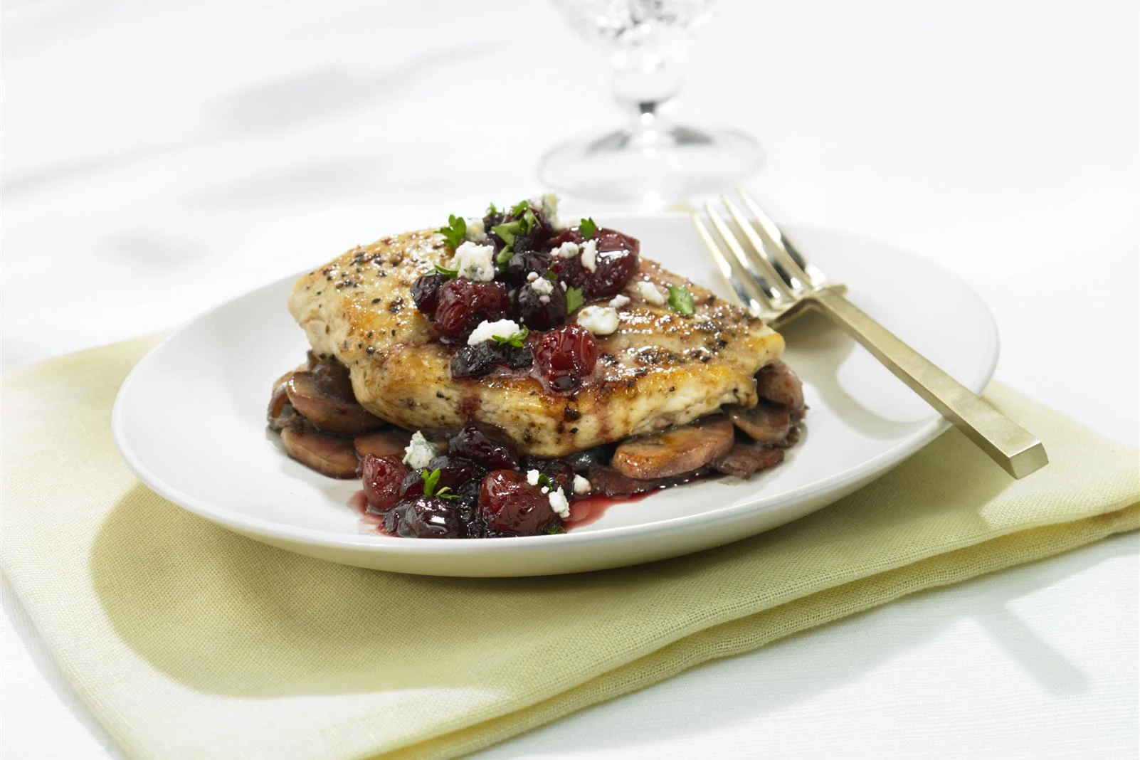 Filets de poulet cuits à  la poêle, au bleu et à  la sauce cranberries cerises